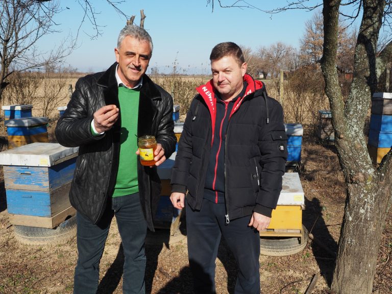 Известен пчелар почерпи с пресен, билков мед гости от община „Марица“
