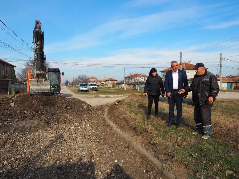 Ремонтират централна улица в с. Рогош