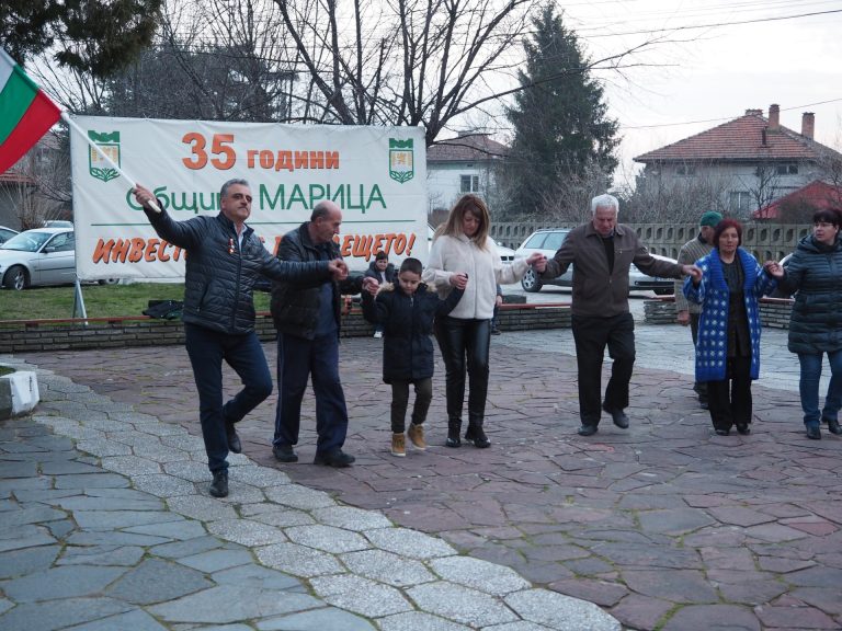 С кушии и народно веселие с. Манолско Конаре отбеляза празника си