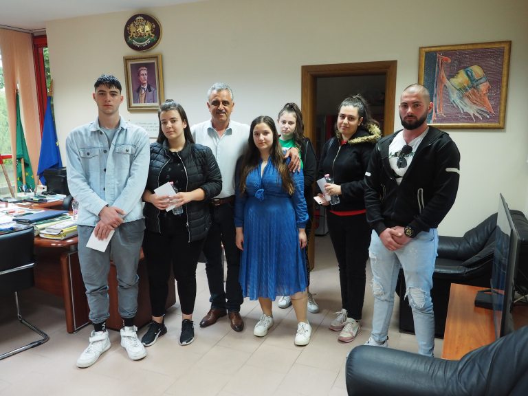 В навечерието на 24 май Община „Марица“ подпомогна 14 абитуриенти-сираци