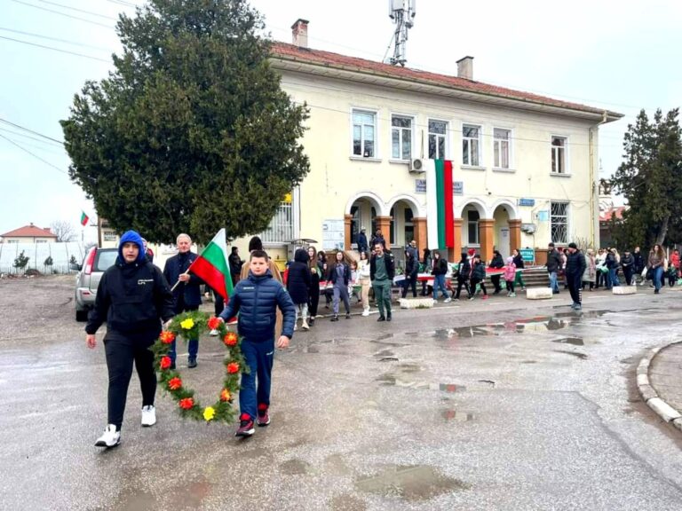 Костиево отбеляза 3 март с паметно шествие и развят 50-метров трибагреник
