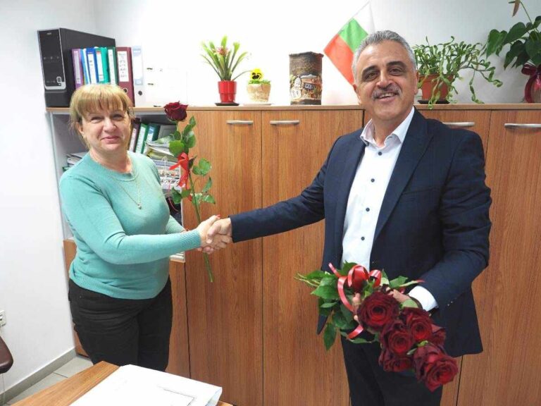 Димитър Иванов с роза за 8 март за експерт в Община Марица
