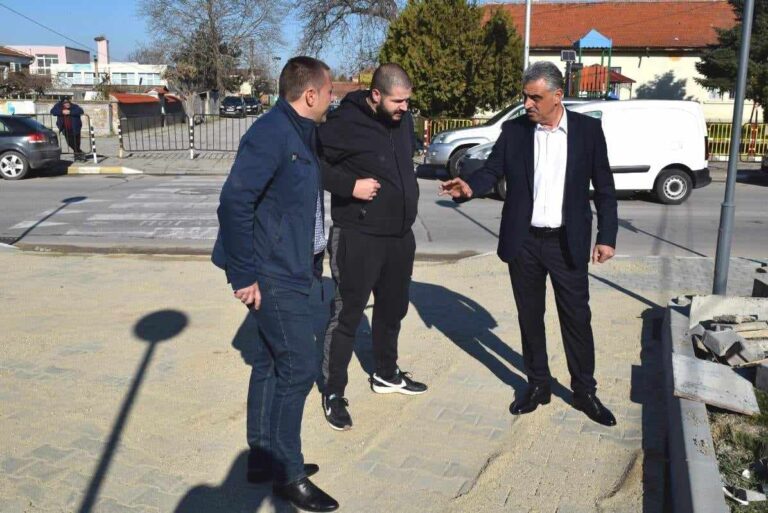 Площад в Маноле - обновяване