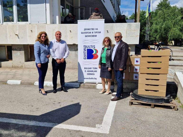 Николай Стаматов и Донка Колева даряват хранителни пакети за Великден