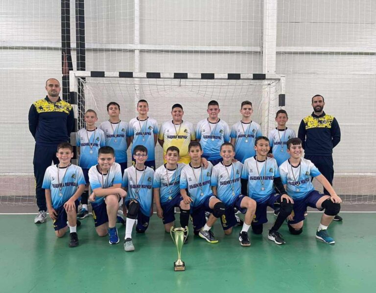 ФУТБОЛЕН ОТБОР ЗАЕДНО С ТРЕНЬОРИТЕ СИ