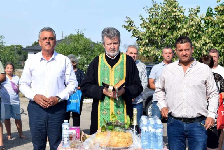 Отец Михаил благославя начинанието