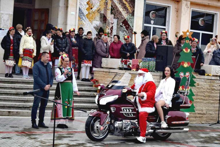 Дядо Коледа на мотор със Снежанка