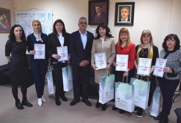 Кметът Димитър Иванов награди победителите в конкурса за „Най-красива ръчно изработена мартеница“