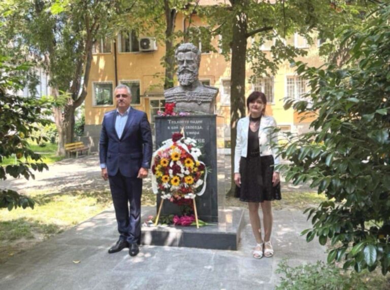Димитър-Иванов-и-Румяна-Шапкарова-пред-паметника-на-Ботев-във-Войводиново